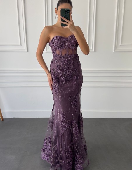 Vestido de fiesta sin tirantes y detalles de rosas