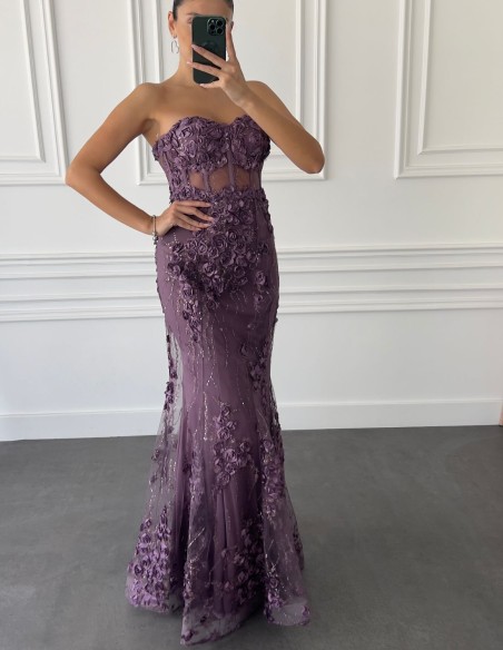 Robe de soirée sans bretelles avec détails de roses