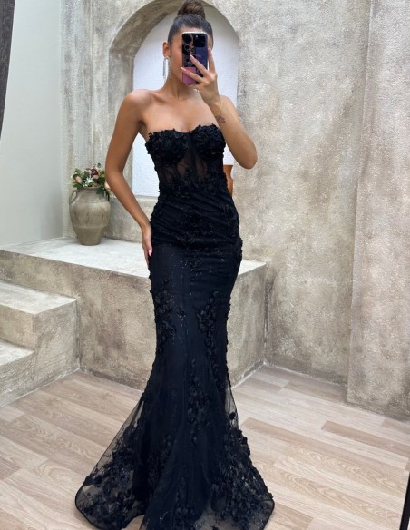 Vestido de fiesta sin tirantes y detalles de rosas