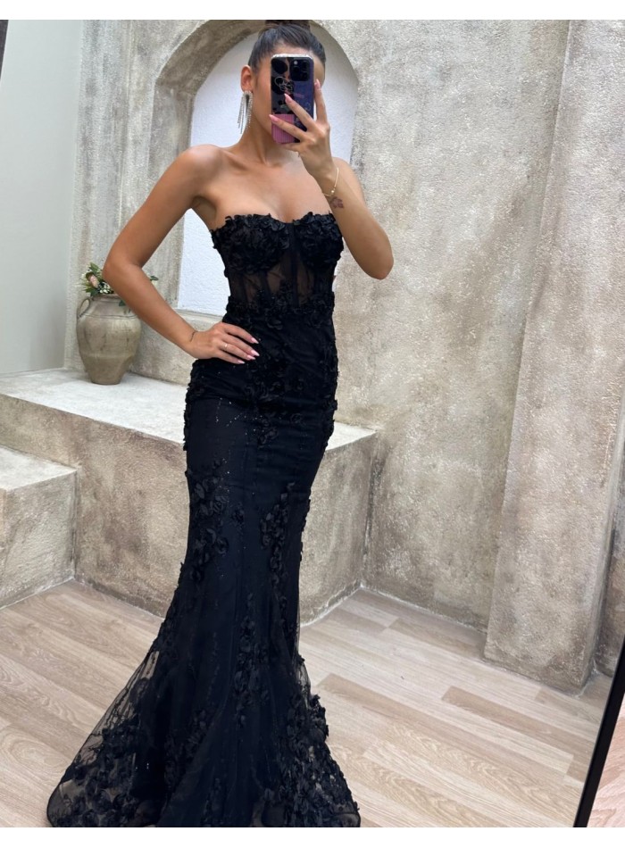 Vestido de fiesta sin tirantes y detalles de rosas