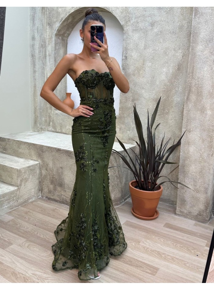 Vestido de fiesta sin tirantes y detalles de rosas