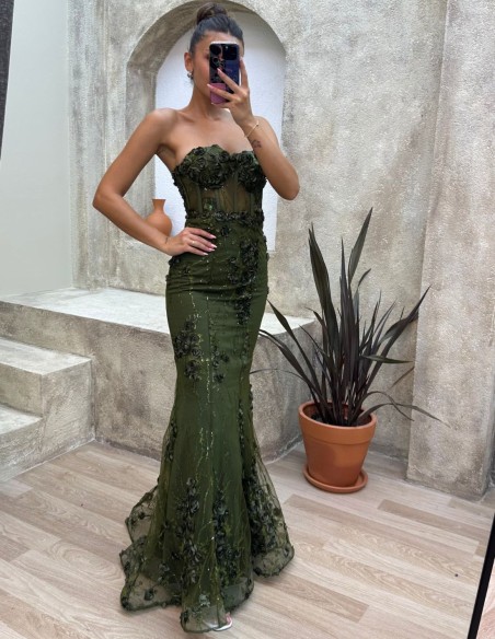 Vestido de fiesta sin tirantes y detalles de rosas