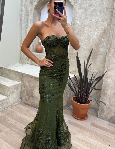 Vestido de fiesta sin tirantes y detalles de rosas