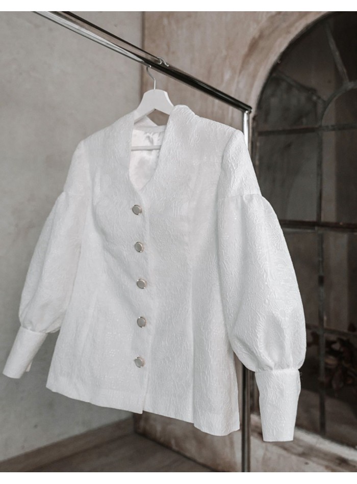 Veste en brocart blanc à manches bouffantes