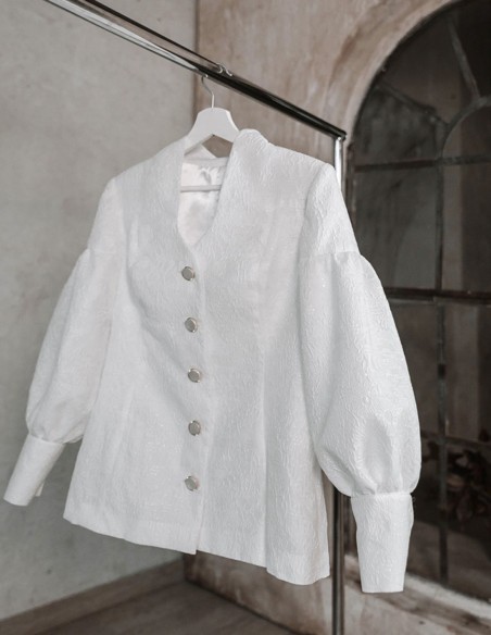 Veste en brocart blanc à manches bouffantes