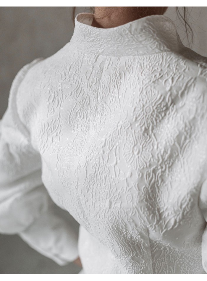 Chaqueta blanca brocada con mangas abullonadas