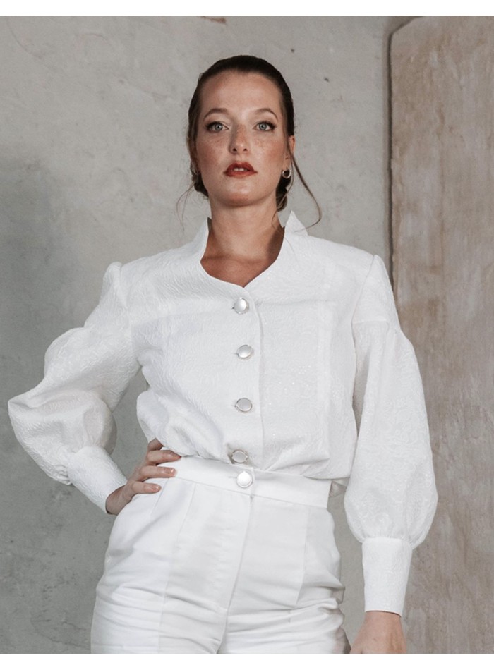 Chaqueta blanca brocada con mangas abullonadas