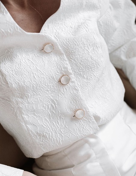 Chaqueta blanca brocada con mangas abullonadas
