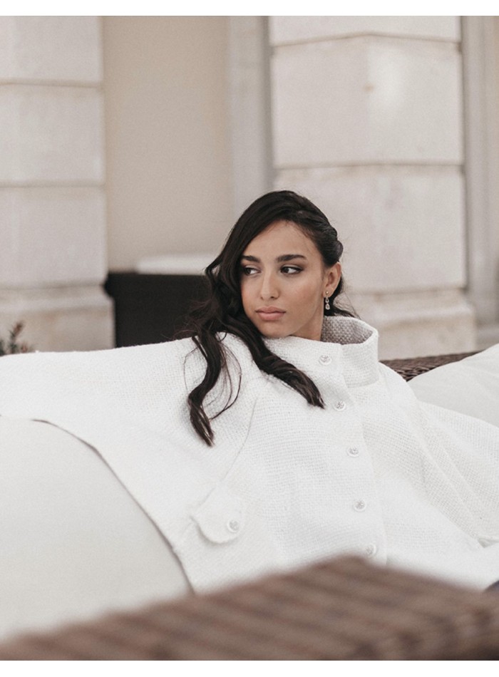 Capa de fiesta blanca con botones fantasía