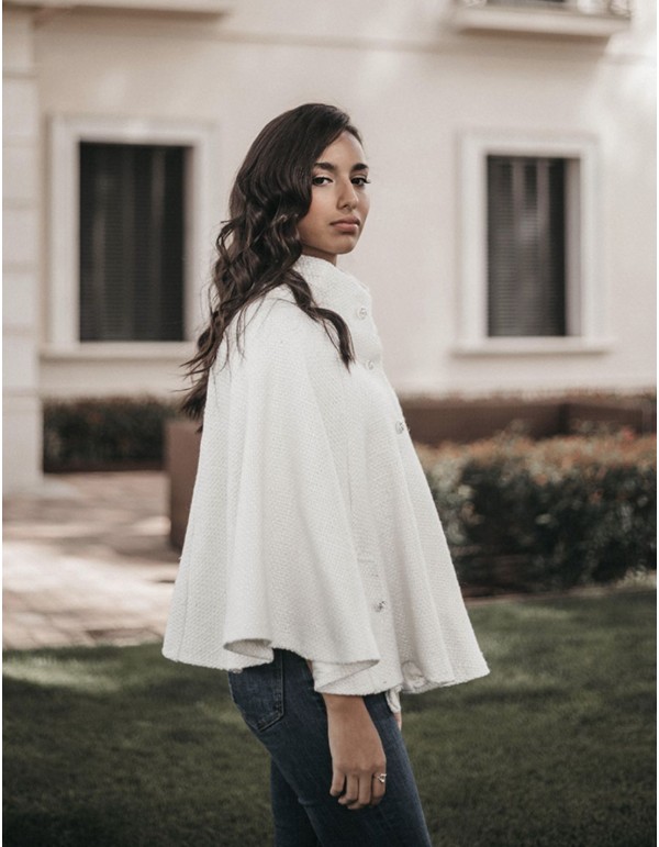 Capa de fiesta blanca con botones fantasía