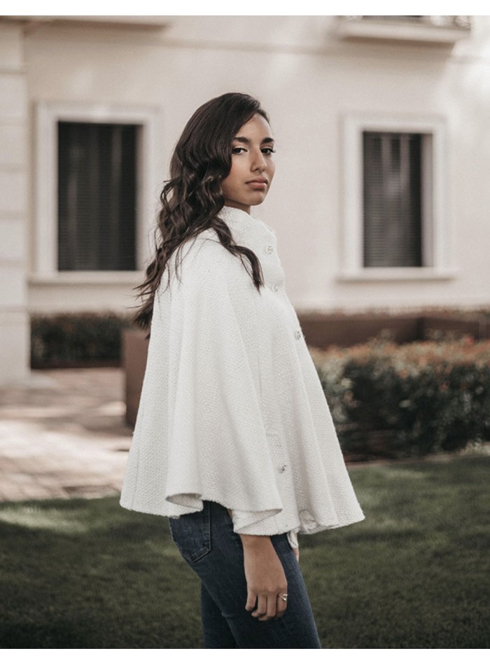 Capa de fiesta blanca con botones fantasía