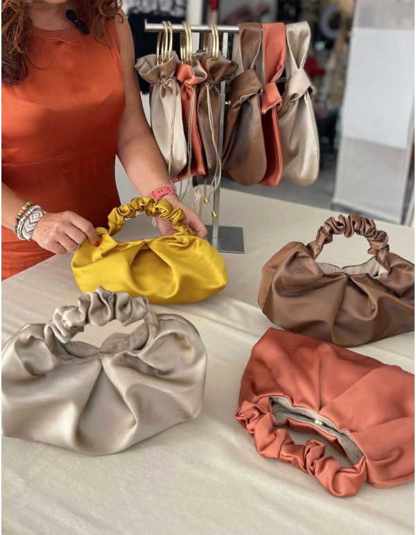 Handbag with crumpled handle in mikado 2