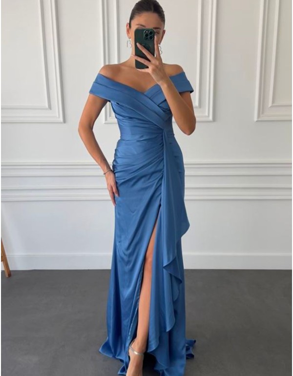 Robe de soirée en satin avec fente et encolure croisée