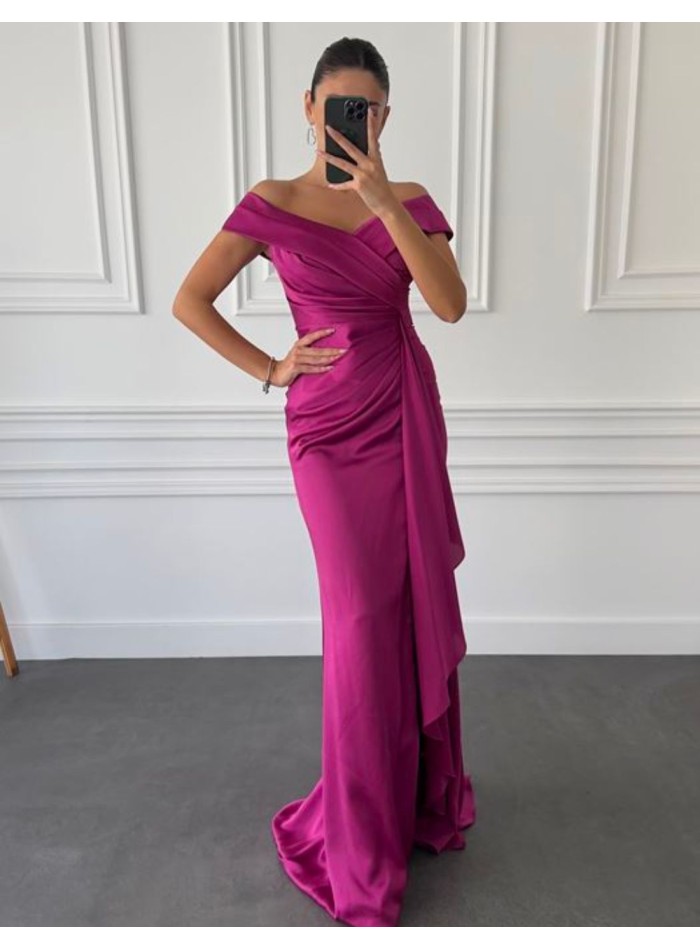 Robe de soirée en satin avec fente et encolure...
