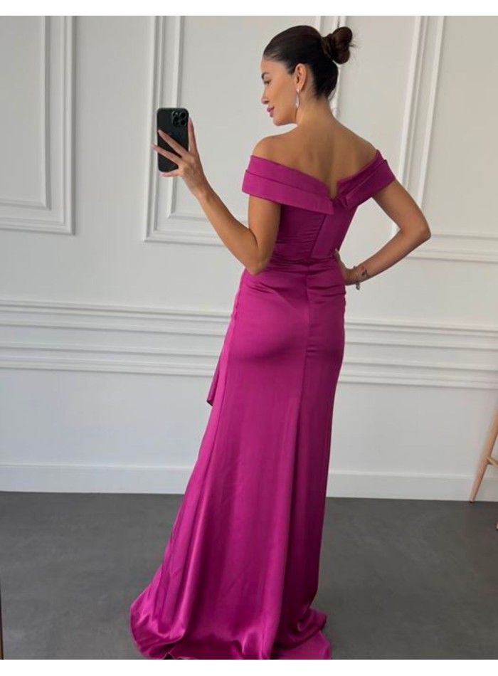 Robe de soirée en satin avec fente et encolure...