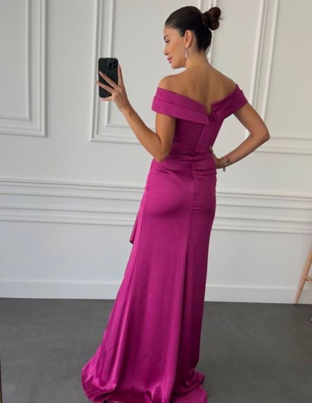 Vestido de fiesta de satén con abertura y escote cruzado