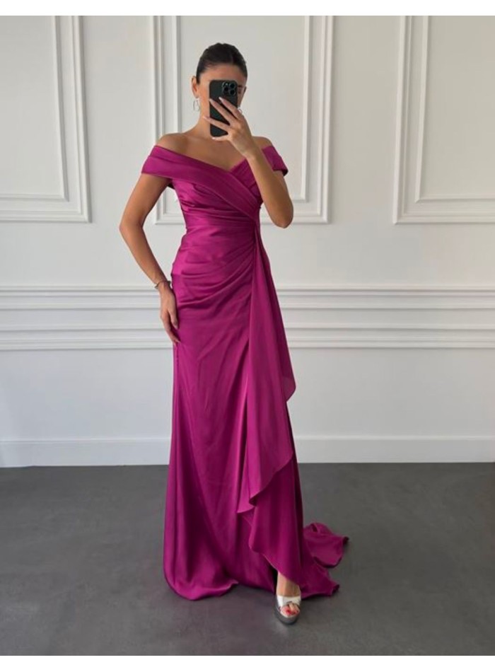 Robe de soirée en satin avec fente et encolure...