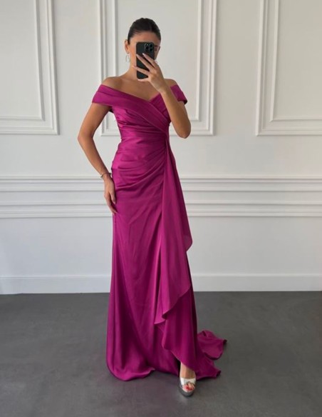 Vestido de fiesta de satén con abertura y escote cruzado