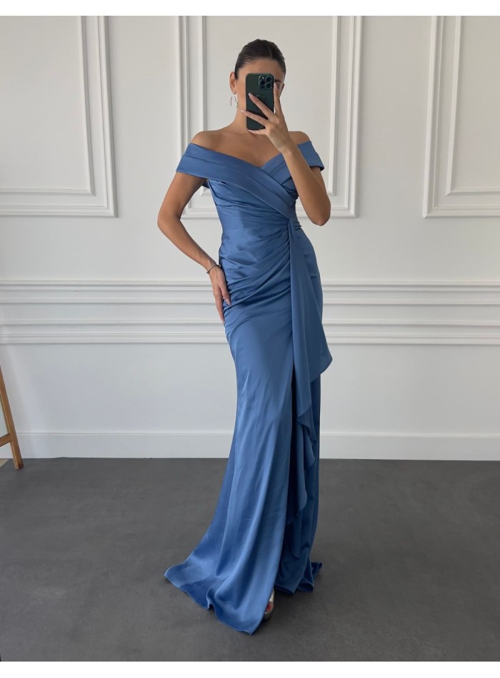 Robe de soirée en satin avec fente et encolure...