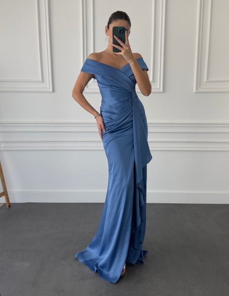 Vestido de fiesta de satén con abertura y escote cruzado