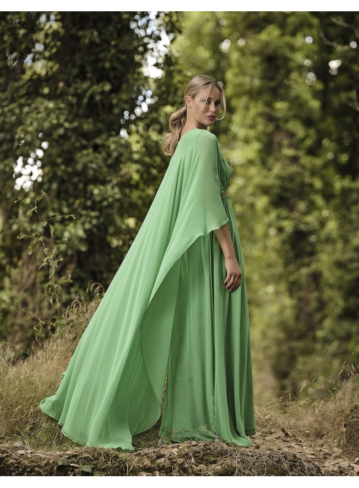 Vestido largo de fiesta con capa y fajín de pedrería