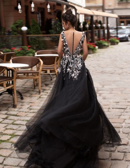 Vestido de fiesta largo con escote pronunciado y bordado floral