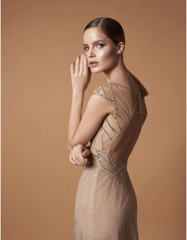 Vestido largo de fiesta dorado con pedrería