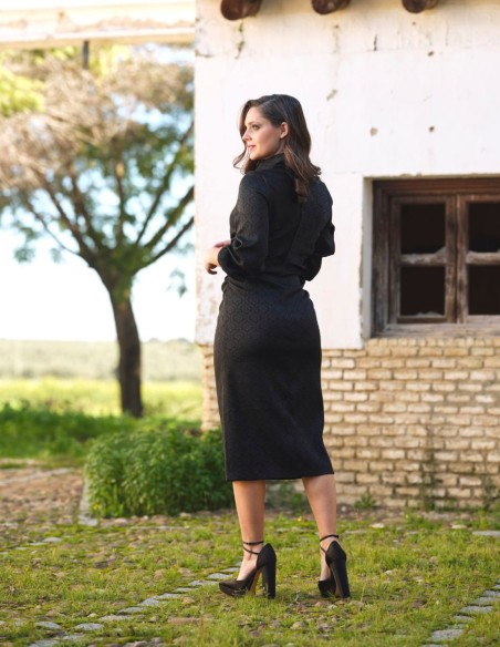 Vestido midi de fiesta fruncido con botones dorados.