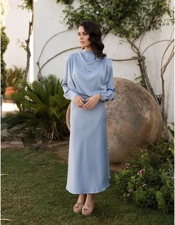 Vestido midi satinado azul cielo con manga larga 2