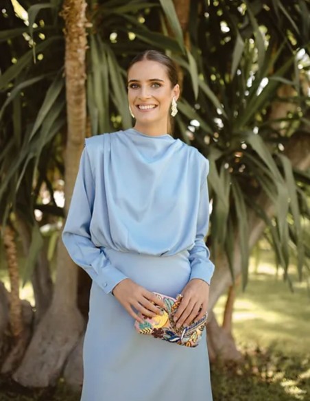 Vestido midi satinado azul cielo con manga larga