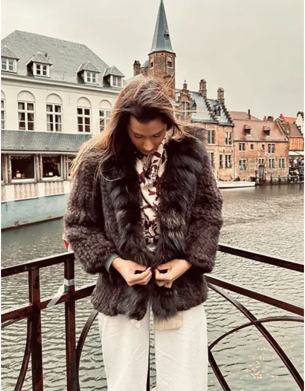 Fur jacket with collar and long sleeves