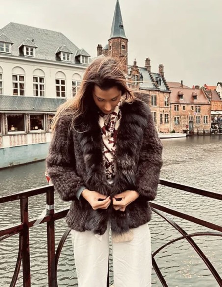 Fur jacket with collar and long sleeves