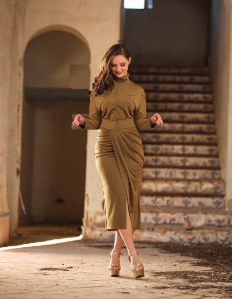 Vestido midi de fiesta para invitadas.