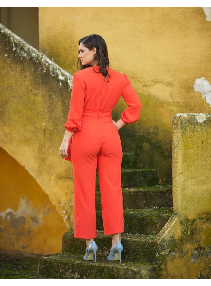 Mono de fiesta con escote cruzado y pantalón recto.