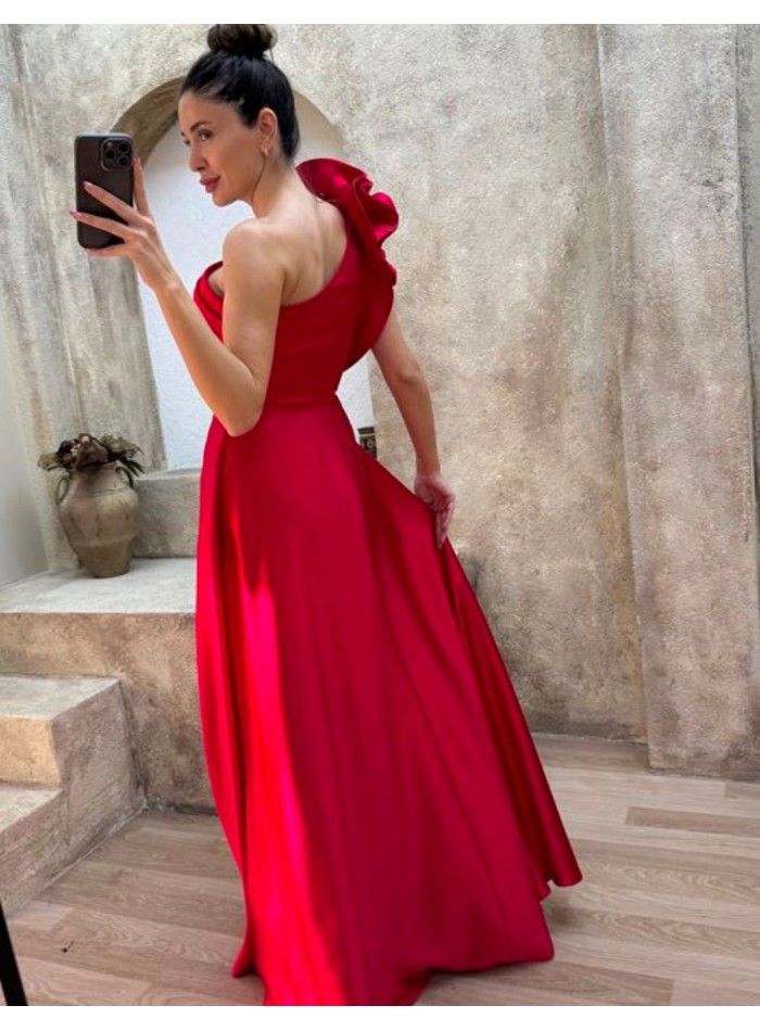 Robe longue satinée avec volant sur l'épaule