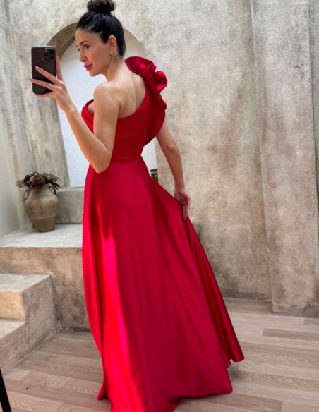 Vestido largo de invitada en satén con volante en el hombro