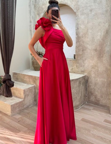 Robe longue satinée avec volant sur l'épaule