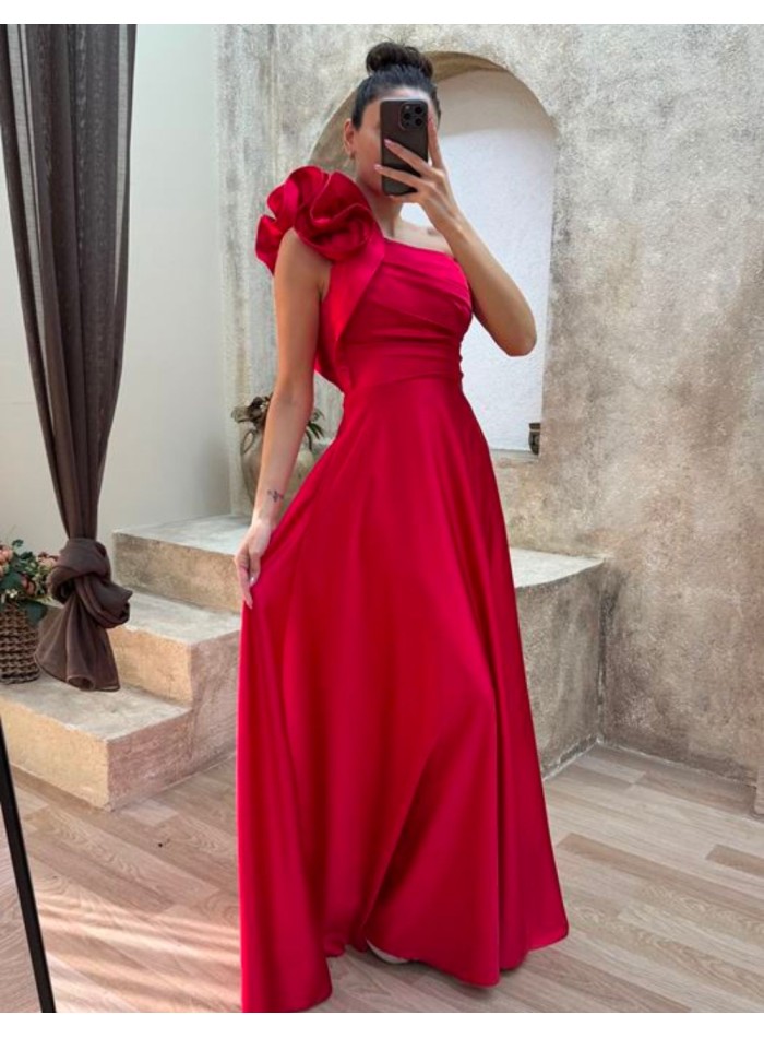 Robe longue satinée avec volant sur l'épaule