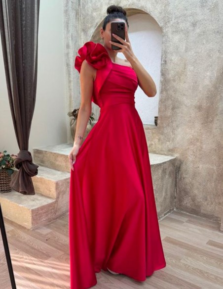 Robe longue satinée avec volant sur l'épaule