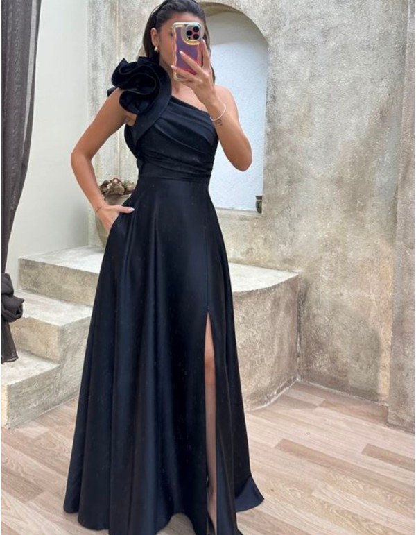 Robe longue satinée avec volant sur l'épaule