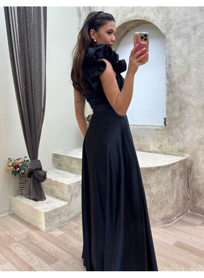 Robe longue satinée avec volant sur l'épaule