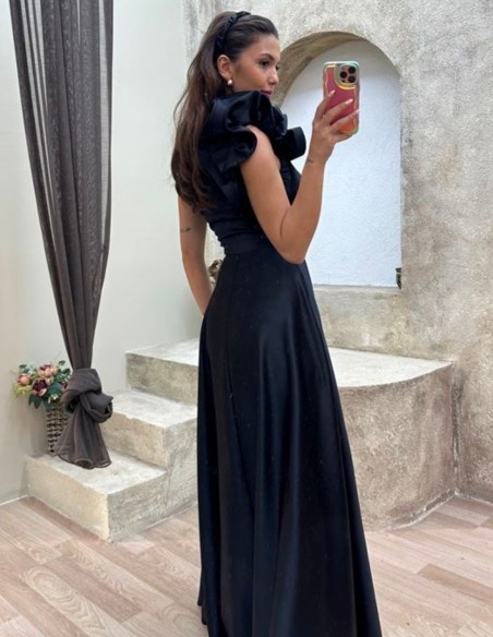 Robe longue satinée avec volant sur l'épaule