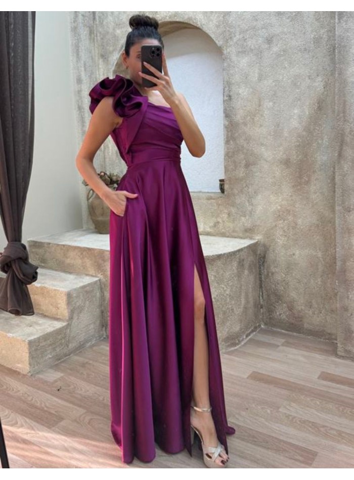 Robe longue satinée avec volant sur l'épaule