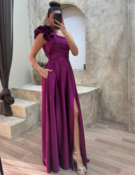 Robe longue satinée avec volant sur l'épaule