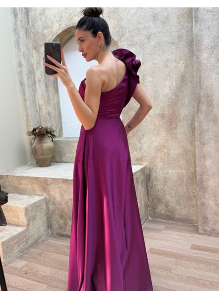 Vestido largo de invitada en satén con volante...