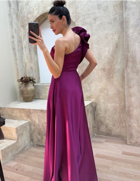 Vestido largo de invitada en satén con volante en el hombro