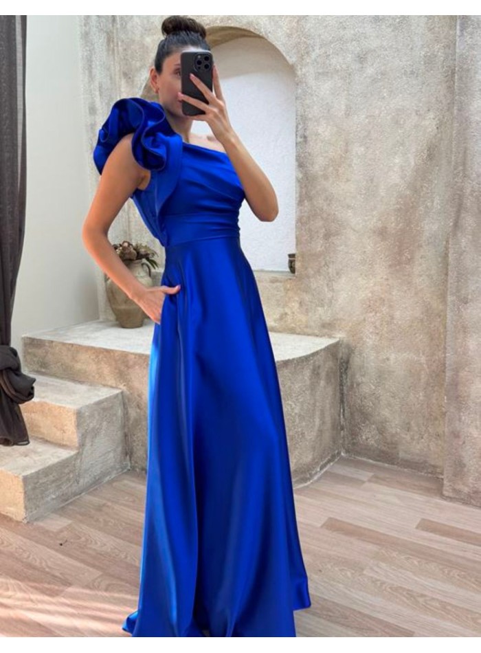 Vestido largo de invitada en satén con volante...