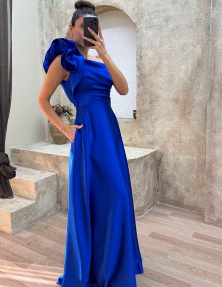 Robe longue satinée avec volant sur l'épaule