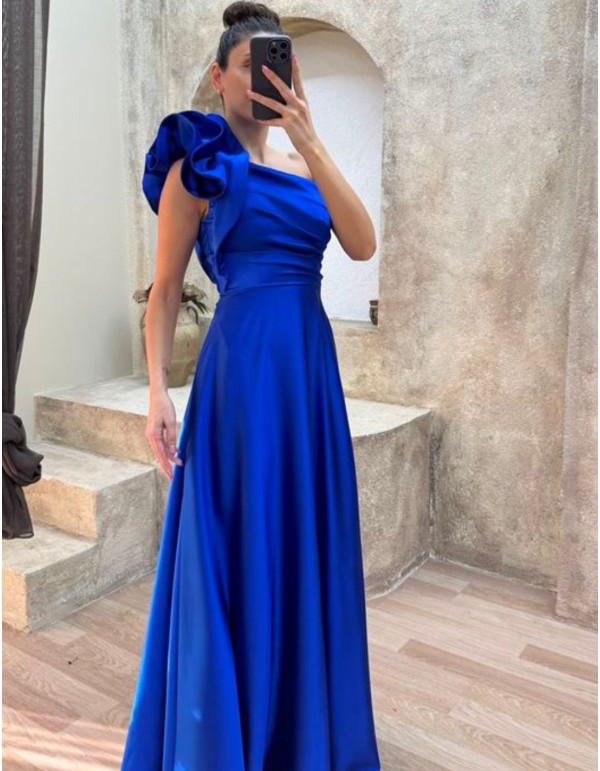 Vestido largo de invitada en satén con volante en el hombro 2