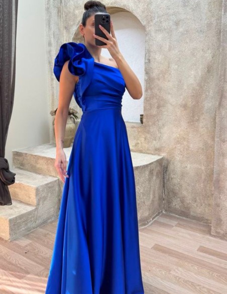 Vestido largo de invitada en satén con volante en el hombro